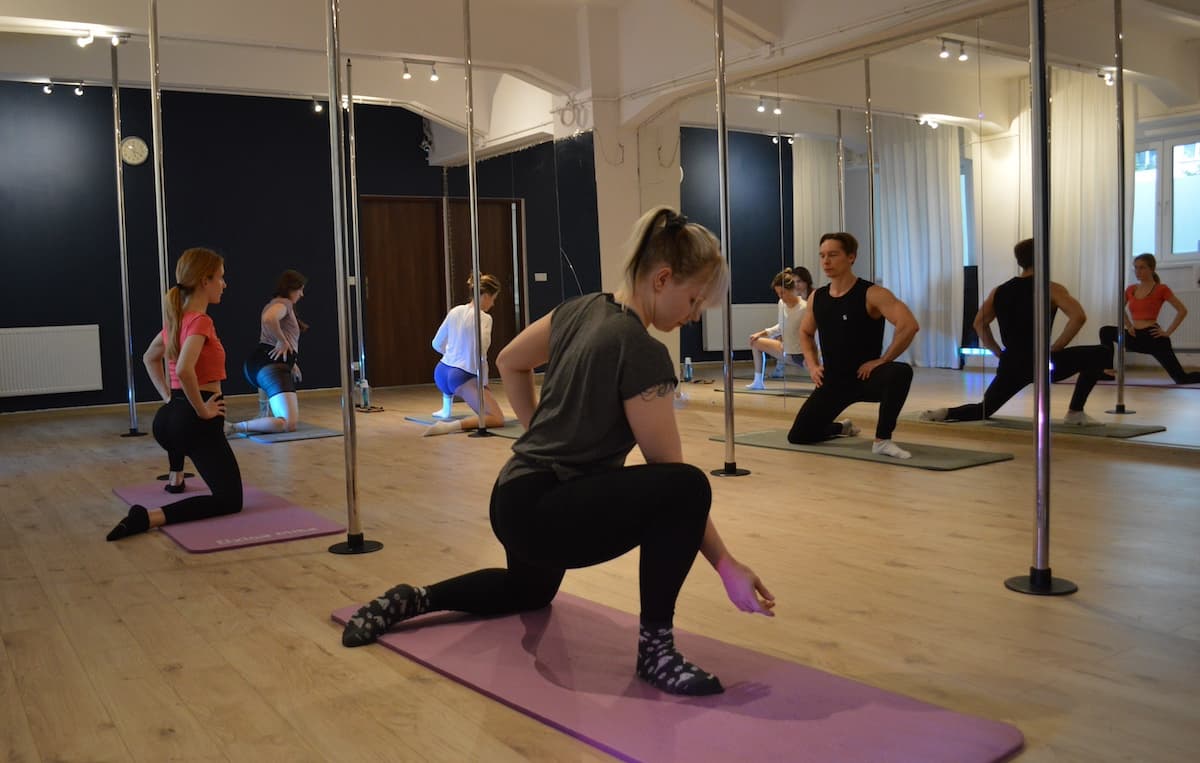 Wnętrze profesjonalnego studia pole dance z drążkami i lustrami